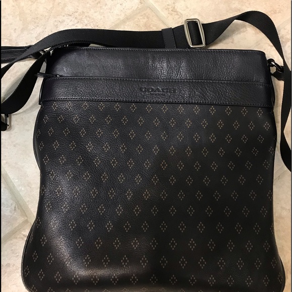 Coach Handbags - Authentic Coach navy blue messenger bag. Coach Handbags - Authentic Coach navy blue messenger bag.